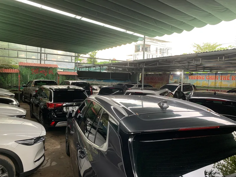 Nhiều ô tô đỗ trong kho, nhìn từ lối đi
